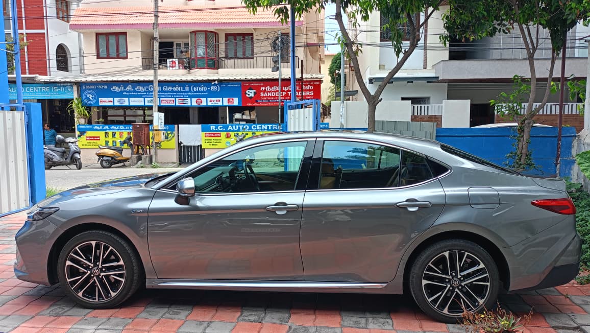Toyota Camry - Image 8